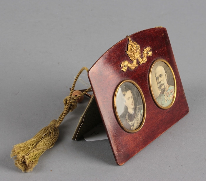 Hofballspende mit Porträt des alten und des jungen Kaisers Franz Joseph, 1908