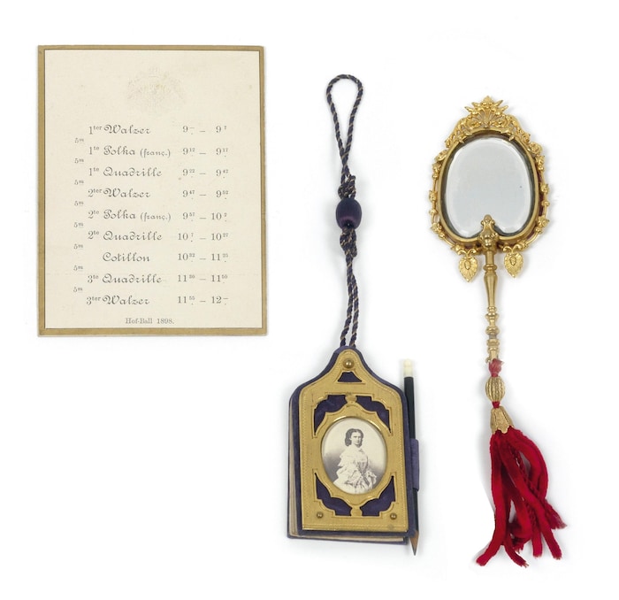 Ballspende mit dem Konterfei von Kaiserin Elisabeth, eine Tanzkarte vom Industriellenball 1884 ...