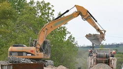 Tödlicher Arbeitsunfall bei Grabungsarbeiten mit einem Bagger (Symbolbild)