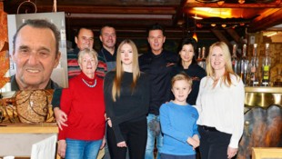 Alfons Sicher (kl. Bild) brachte sich auch noch im hohen Alter im Familienbetrieb in Tainach ...