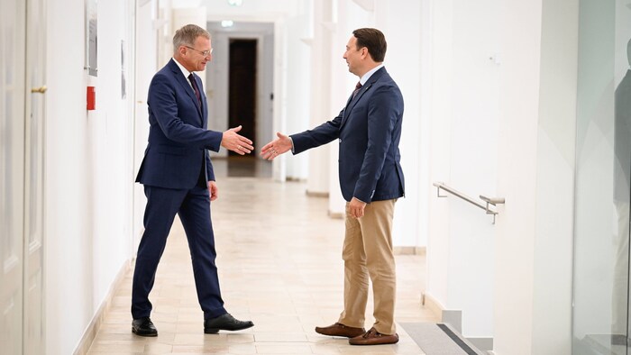 In Oberösterreich funktioniert Schwarz-Blau mit LH Stelzer (li.) und LH-Vize Haimbuchner ...