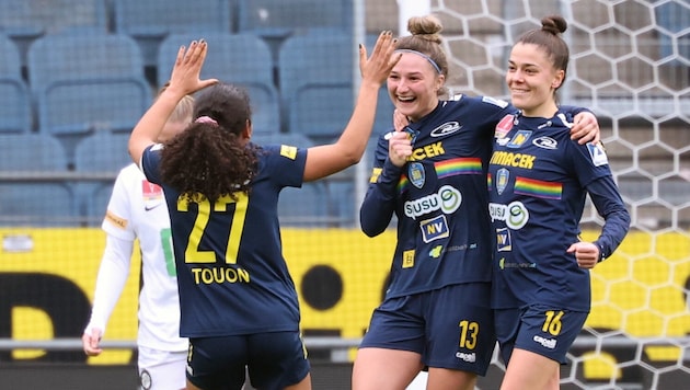 Carina Brunold (Mitte, mit Ella Touon und Sara Makovec) traf zum 3:0 beim Sieg gegen Sturm. (Bild: GEPA pictures)