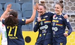 Carina Brunold (Mitte, mit Ella Touon und Sara Makovec) traf zum 3:0 beim Sieg gegen Sturm.