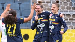 Carina Brunold (Mitte, mit Ella Touon und Sara Makovec) traf zum 3:0 beim Sieg gegen Sturm.