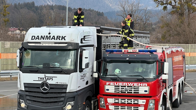 Die Feuerwehr Wörgl füllte die Tränke des Transporters auf. (Bild: ZOOM Tirol)