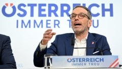 FPÖ-Chef Herbert Kickl hat in der Vorwoche seinen Regierungsbildungsauftrag zurückgelegt. Seither schießt er wieder scharf gegen ÖVP und SPÖ.  (Bild: APA/HELMUT FOHRINGER)