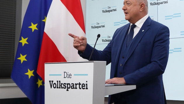 ÖVP leader Christian Stocker wants to talk to everyone - but no longer with the FPÖ. (Bild: AP)