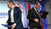 Herbert Kickl und Christian Hafenecker packen zusammen.