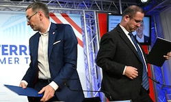 Herbert Kickl und Christian Hafenecker packen zusammen.