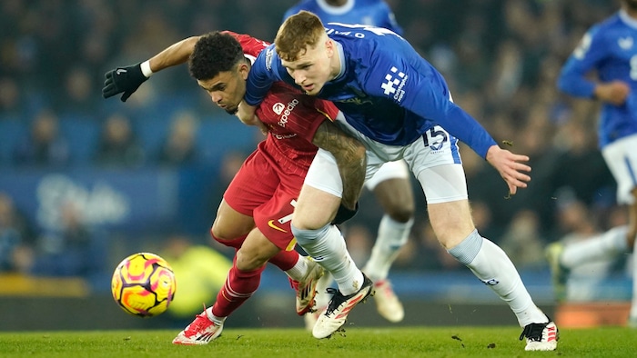 „Reds“ Luis Díaz (links) und Jake O‘Brien liefern sich ein hitziges Duell.