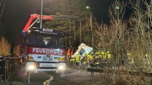Der Lkw stürzte mehrere Meter in die Tiefe.