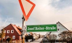 Der Name des „völkischen Tondichters“ und Judenhassers Josef Reiter ziert in Braunau eine ...
