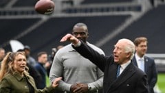 König Charles ließ sich erklären, wie man den Ball richtig wirft. (Bild: Photo by Eddie MULHOLLAND / POOL / AFP)