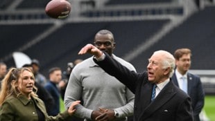 König Charles ließ sich erklären, wie man den Ball richtig wirft. (Bild: Photo by Eddie MULHOLLAND / POOL / AFP)