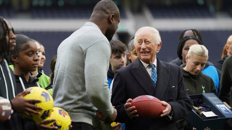 The King clearly enjoyed his football training. (Bild: AP/Lucy North/PA via AP, Pool)