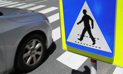 In Innsbruck ist eine Fußgängerin (48) von einem Auto erfasst worden und zu Boden gestürzt ...