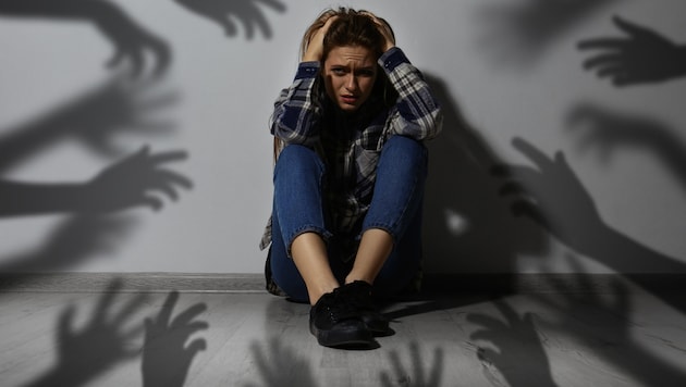 Schizophrenie: Alltägliches wird oft als Verschwörung und Bedrohung empfunden. Wahnideen, Verfolgungsängste, Halluzinationen und Angst zählen zu den typischen Symptomen. (Bild: stock.adobe.com/Olga Yastremska, New Africa, Africa Studio)