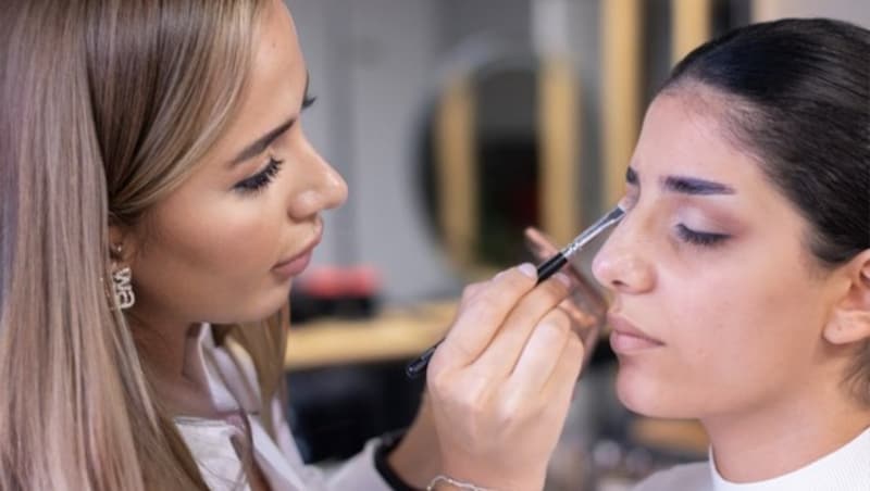 Get the right make-up done on site by make-up artist Leonita Adeh. (Bild: Leonita Adeh)