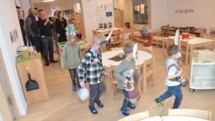 Die Buben trainieren in der Volksschule bereits auf die „richtige“ Fasnacht.