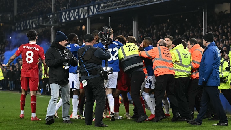 There were tumultuous scenes at the derby after the final whistle. (Bild: AFP or licensors)