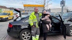 Held in der Not: Ein Pannenfahrer des ÖAMTC konnte den Wagen schließlich ohne Gewalt öffnen – und Mutter und Kind wieder vereinen. (Bild: FF Amstetten)