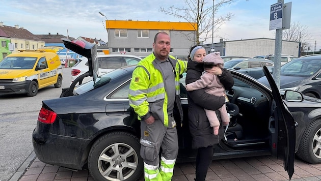 Hero in distress: an ÖAMTC breakdown driver was finally able to open the car without force - and reunite mother and child. (Bild: FF Amstetten)