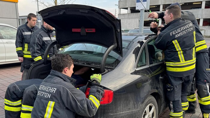 Die Kameraden in Amstetten ließen nichts unversucht, um den Pkw behutsam zu öffnen.