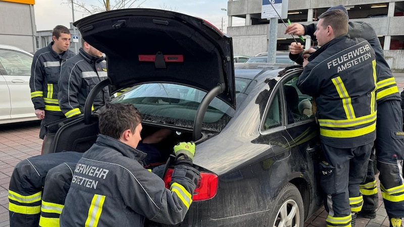 The crew in Amstetten left no stone unturned to carefully open the car. (Bild: FF Amstetten)