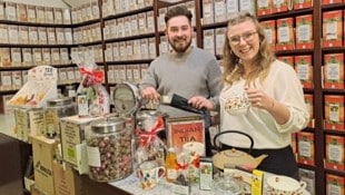 Josua Osinger und Christina in ihrer Teedose am Neuen Platz in Klagenfurt. (Bild: Kogler Christina Natascha)