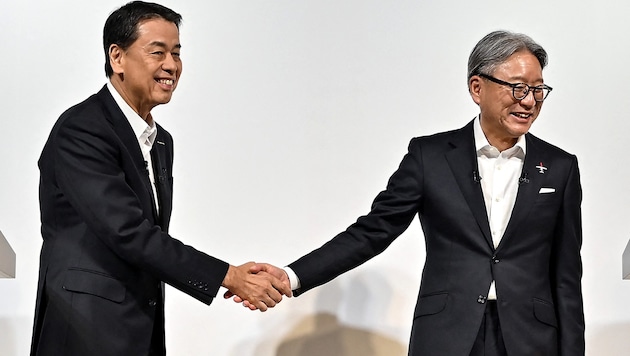 Die Gespräche zwischen Nissan-Chef Makoto Uchida (links) und Honda-Geschäftsführer Toshihiro Mibe haben zu keinem Ergebnis geführt. (Bild: APA/AFP or licensors)