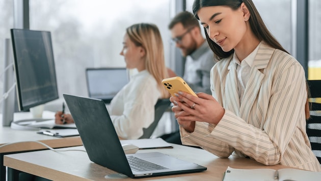 Während der Arbeitszeit wird das Handy nur selten für Berufliches genutzt. (Bild: standret)