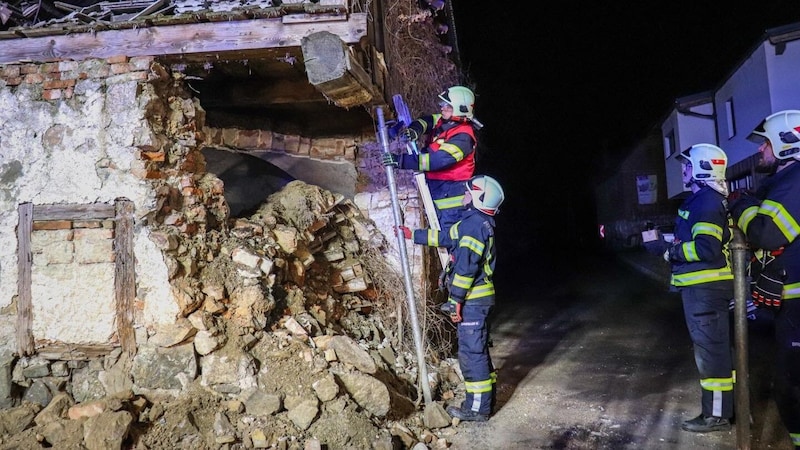 Feuerwehrleute stützten das Gebäude provisorisch ab. (Bild: FF St. Georgen/Gusen)