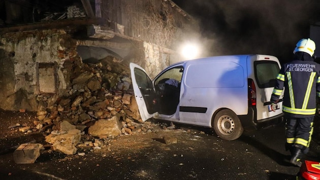 The driver involved in the accident caused a wall and part of the roof truss to collapse (Bild: FF St. Georgen/Gusen)