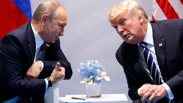 Donald Trump spoke to Vladimir Putin on the phone, Ukrainian President Volodymyr Zelensky was only informed afterwards. (Bild: AP/Evan Vucci)