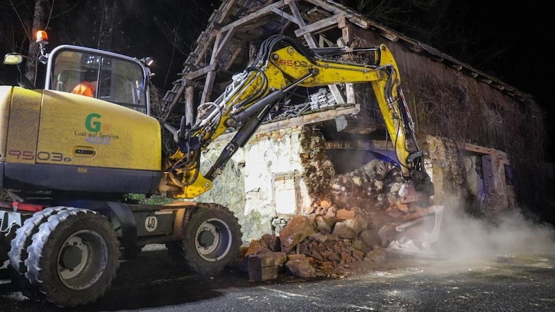 An excavator also had to be used. (Bild: FF St. Georgen/Gusen)