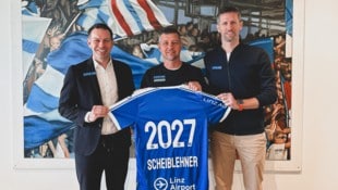 Geschätfsführer Peschek (l.) und Sportchef Schößwendter (r.) mit Trainer Scheiblehner, der bis 2027 bleibt. (Bild: BW Linz)