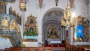 Das Innere des Gotteshauses zeugt von Jahrhunderten. Die Fresken und die Ausstattung wurde über ...