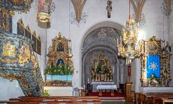 Das Innere des Gotteshauses zeugt von Jahrhunderten. Die Fresken und die Ausstattung wurde über ...