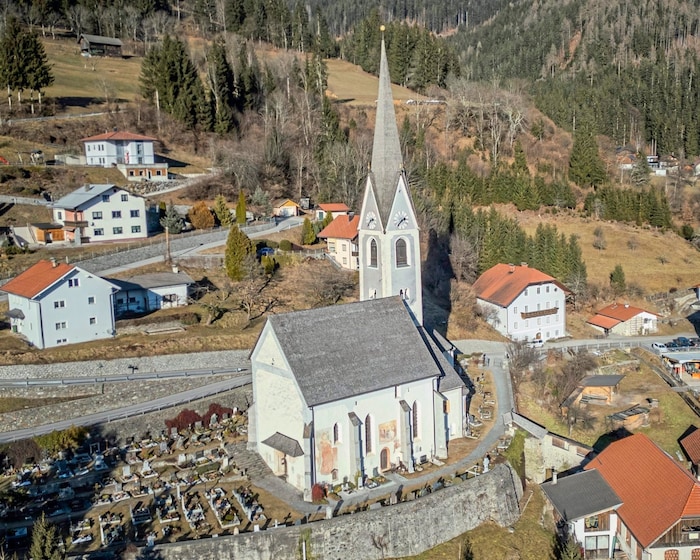 An die Kirche ist auch der Friedhof angeschlossen.