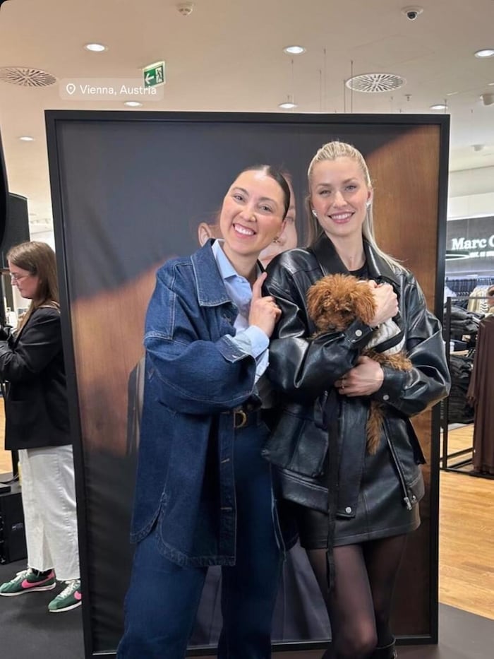Lena Gercke mit Fan und Künstlerin Nebahat Guldurucu.