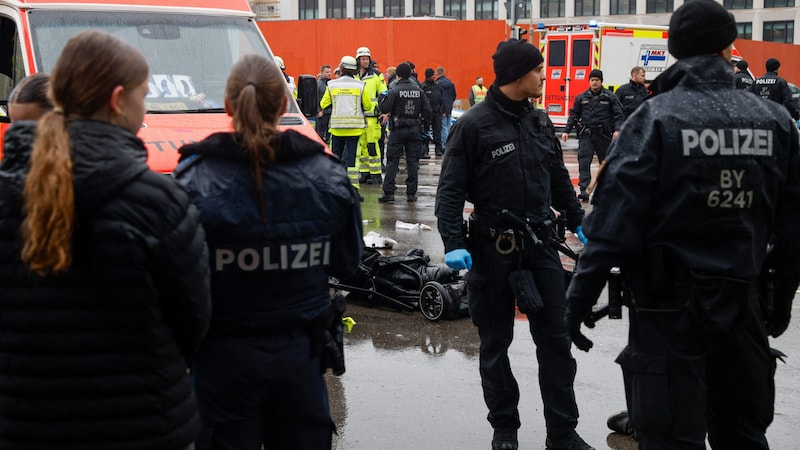 There are traffic obstructions around the scene. (Bild: AFP)