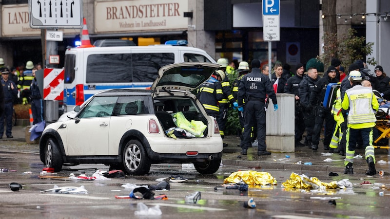 Die Seidlstraße in der Münchner Innenstadt ist übersät von Trümmern und Kleidungsstücken. (Bild: AFP)