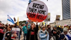 Am Wochenende gingen in Tel Aviv wieder Israelis auf die Straße und forderten ein Geiselabkommen von ihrer Regierung. (Bild: APA/AFP/Menahem KAHANA)