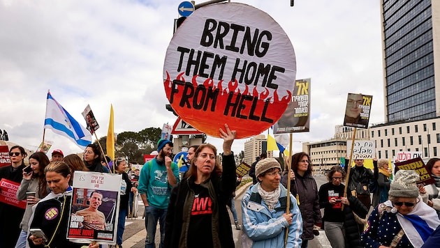 Noch immer werden 76 israelische Geiseln im Gazastreifen festgehalten. (Bild: APA/AFP/Menahem KAHANA)