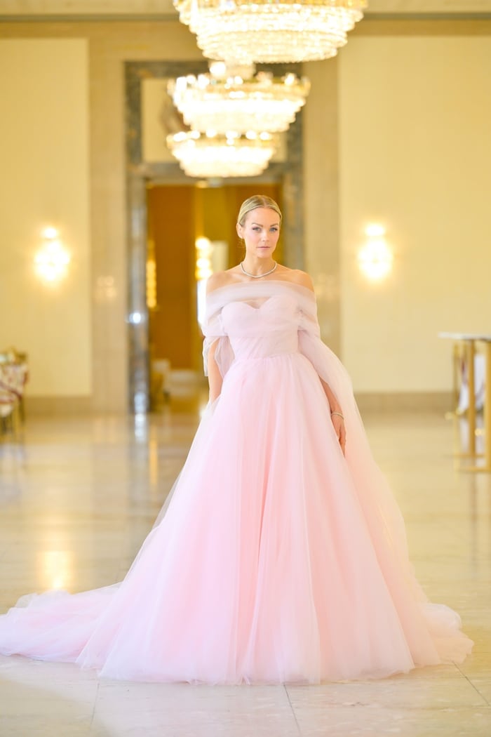 Mirjam Weichselbraun wird in einem Couture-Bustierkleid von JCH Juergen Christian Hoerl den ...