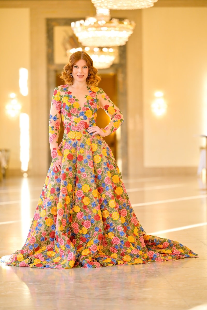 The floral gown by Teresa Vogl is a reference to the Opera Ball's motto "Baroque Painting". (Bild: ORF/Thomas Ramstofer)