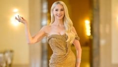 Silvia Schneider wird am Opernball in einer magischen Eigenkreation in Gold funkeln.   (Bild: ORF)