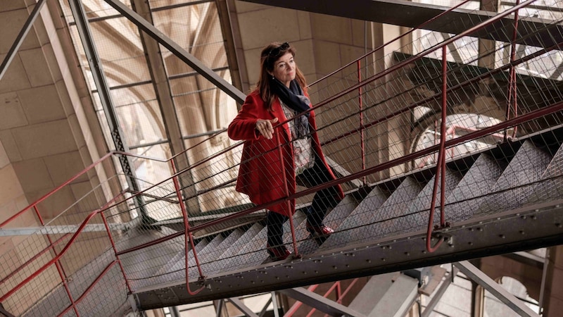 Christa Prameshuber climbing the tower (Bild: Florian Voggeneder)