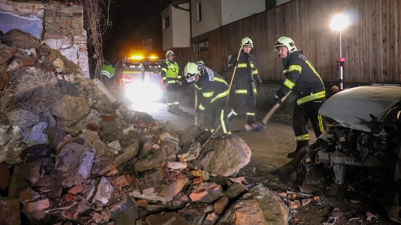 Die Aufräumarbeiten dauerten mehrere Stunden lang (Bild: FF St. Georgen an der Gusen)