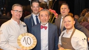 Joji Hattori (M.) feierte 10-jährige Bestehen seines Restaurants mit exklusivem Dinner. (Bild: Andreas Tischler / Vienna Press)